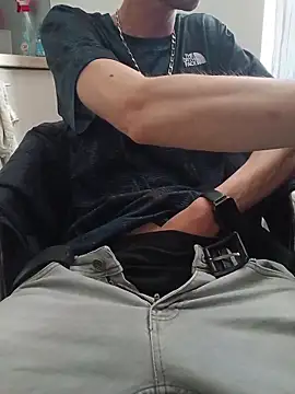 Snapshot of Skinboy06 chatting on June 12, 9:19 am Skinboy06 online show from June 12, 9:19 am