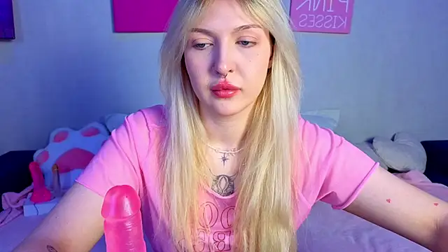Snapshot of BlondieSummer chatting on May 17, 9:06 am BlondieSummer online show from May 17, 9:06 am