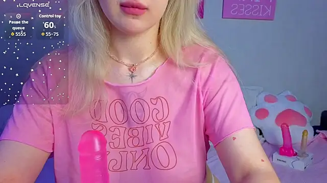 Snapshot of BlondieSummer chatting on June 10, 6:07 pm BlondieSummer online show from June 10, 6:07 pm