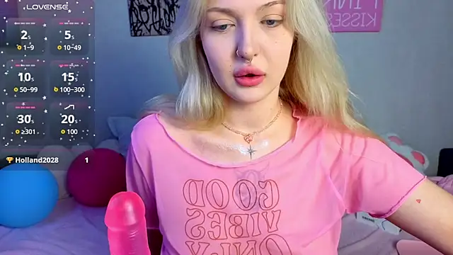 Snapshot of BlondieSummer chatting on June 12, 6:18 pm BlondieSummer online show from June 12, 6:18 pm