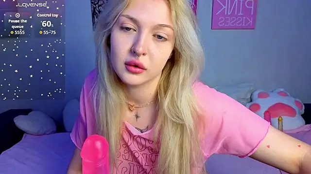 Snapshot of BlondieSummer chatting on June 15, 4:09 pm BlondieSummer online show from June 15, 4:09 pm