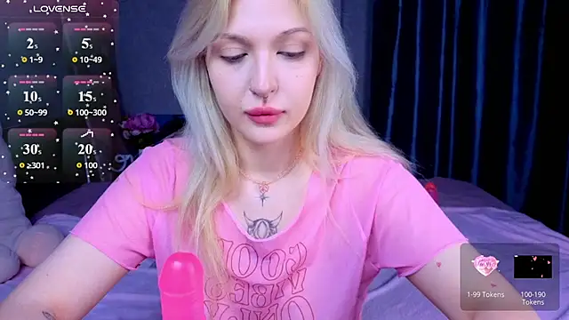 Snapshot of BlondieSummer chatting on June 20, 5:38 pm BlondieSummer online show from June 20, 5:38 pm