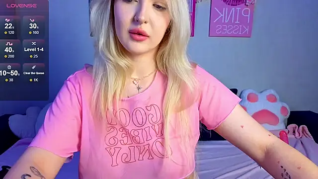 Snapshot of BlondieSummer chatting on June 26, 6:45 pm BlondieSummer online show from June 26, 6:45 pm