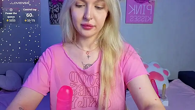 Snapshot of BlondieSummer chatting on July 1, 6:51 pm BlondieSummer online show from July 1, 6:51 pm