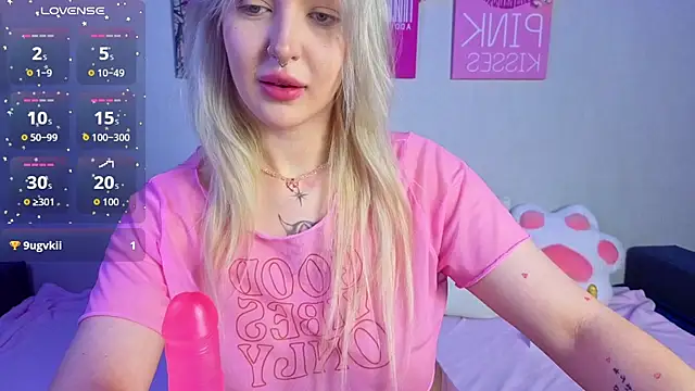 Snapshot of BlondieSummer chatting on July 7, 6:12 pm BlondieSummer online show from July 7, 6:12 pm
