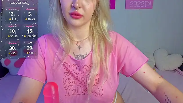 Snapshot of BlondieSummer chatting on July 18, 7:17 pm BlondieSummer online show from July 18, 7:17 pm