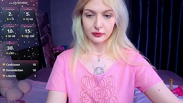 Snapshot of BlondieSummer chatting on July 21, 8:11 pm BlondieSummer online show from July 21, 8:11 pm