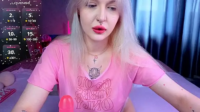 Snapshot of BlondieSummer chatting on July 26, 9:27 am BlondieSummer online show from July 26, 9:27 am