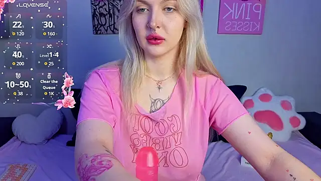 Snapshot of BlondieSummer chatting on August 1, 6:18 pm BlondieSummer online show from August 1, 6:18 pm