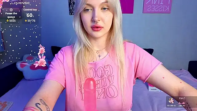 Snapshot of BlondieSummer chatting on August 4, 7:49 pm BlondieSummer online show from August 4, 7:49 pm