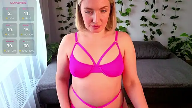 Snapshot of MonikFoxi chatting on April 24, 4:15 am MonikFoxi online show from April 24, 4:15 am