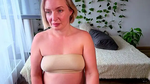 MonikFoxi online show from July 12, 4:25 am