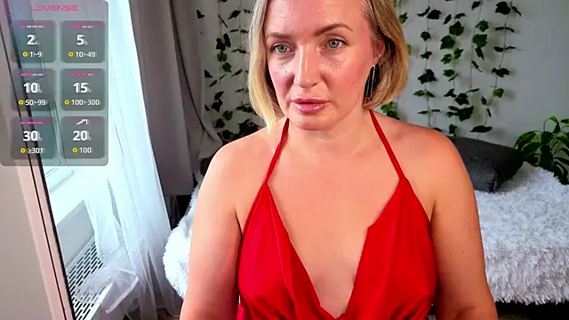 MonikFoxi online show from August 8, 4:47 am
