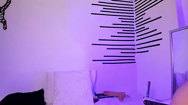 Snapshot of LindaCatalina_ chatting on May 28, 12:57 pm LindaCatalina online show from May 28, 12:57 pm