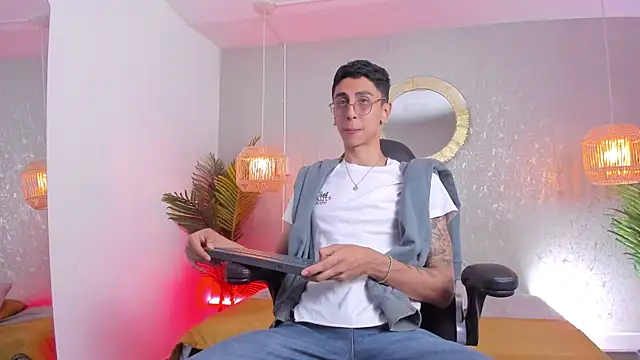 Snapshot of Gio_carangi chatting on June 24, 3:16 am Gio carangi online show from June 24, 3:16 am
