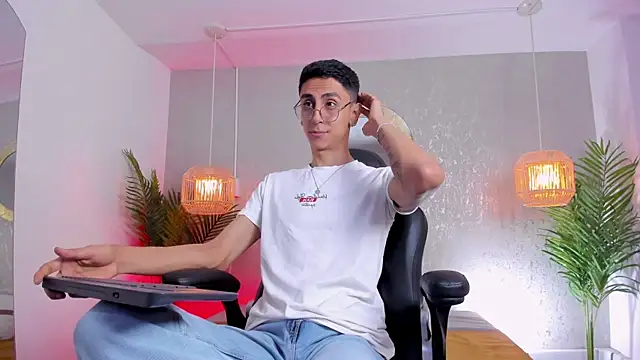 Snapshot of Gio_carangi chatting on July 3, 3:46 am Gio carangi online show from July 3, 3:46 am