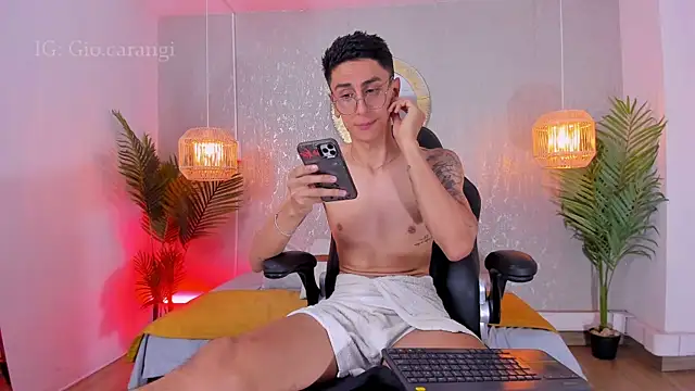 Snapshot of Gio_carangi chatting on July 30, 8:52 pm Gio carangi online show from July 30, 8:52 pm