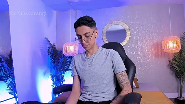 Snapshot of Gio_carangi chatting on August 6, 3:41 am Gio carangi online show from August 6, 3:41 am