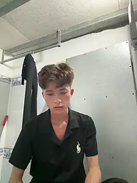 Nguyencuong1999 online show from April 24, 4:48 am