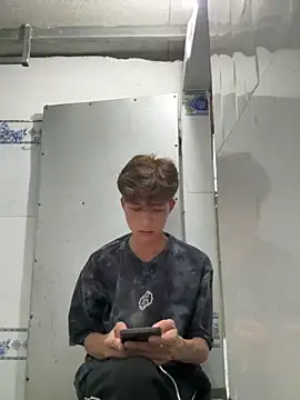Nguyencuong1999 online show from May 2, 7:57 am