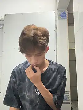 Nguyencuong1999 online show from May 7, 2:39 am