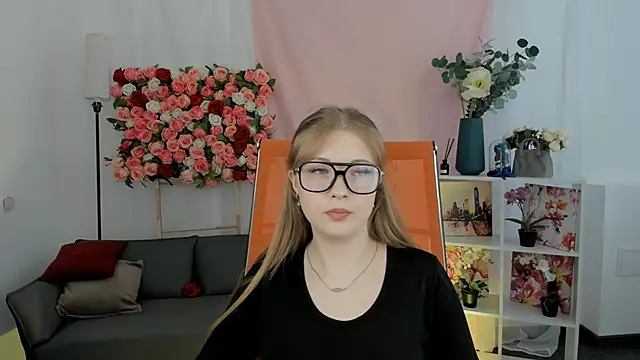 Snapshot of LunasFrost chatting on March 20, 10:53 am LunasFrost online show from March 20, 10:53 am