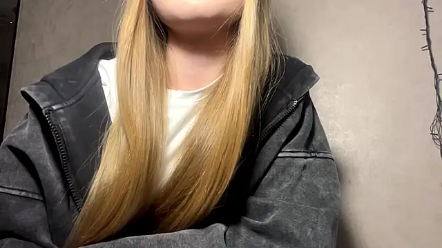 CarolineNine online show from April 28, 4:23 pm