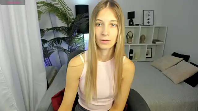 Snapshot of LauraPurr chatting on July 10, 7:12 am LauraPurr online show from July 10, 7:12 am