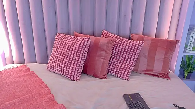 Snapshot of AhslyEvans__ chatting on May 28, 7:44 pm AhslyEvans online show from May 28, 7:44 pm