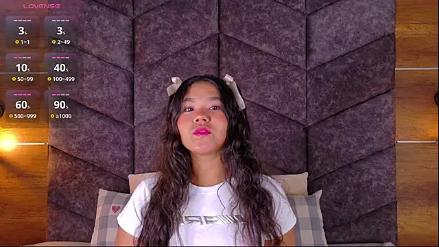 Snapshot of AhslyEvans__ chatting on June 2, 7:49 pm AhslyEvans online show from June 2, 7:49 pm