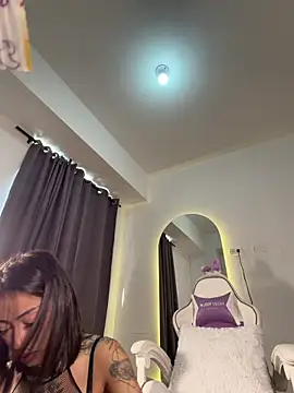 Snapshot of Ellelie_77 chatting on April 4, 2:25 pm Ellelie 77 online show from April 4, 2:25 pm