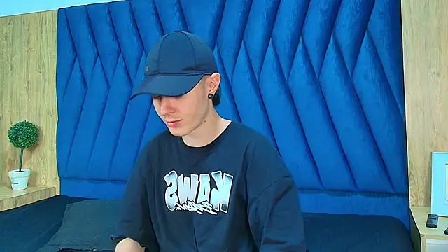 Snapshot of lio____ chatting on April 7, 3:18 am lio online show from April 7, 3:18 am