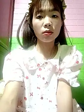 Snapshot of AmyLinee01 chatting on May 9, 5:56 am AmyLinee01 online show from May 9, 5:56 am