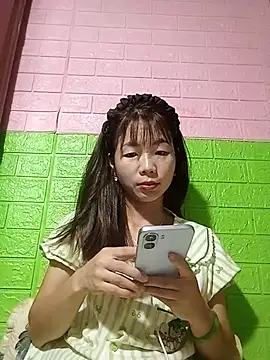 Snapshot of AmyLinee01 chatting on June 4, 5:13 am AmyLinee01 online show from June 4, 5:13 am