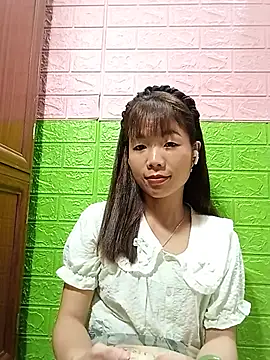 Snapshot of AmyLinee01 chatting on June 19, 8:23 pm AmyLinee01 online show from June 19, 8:23 pm