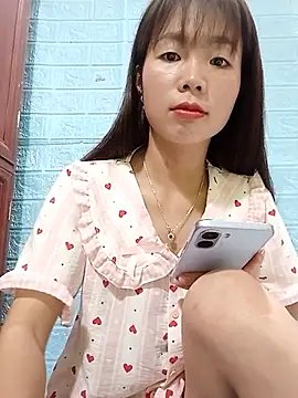 Snapshot of AmyLinee01 chatting on August 9, 11:15 am AmyLinee01 online show from August 9, 11:15 am