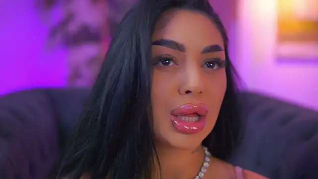 LatinaMorene online show from April 18, 7:07 pm