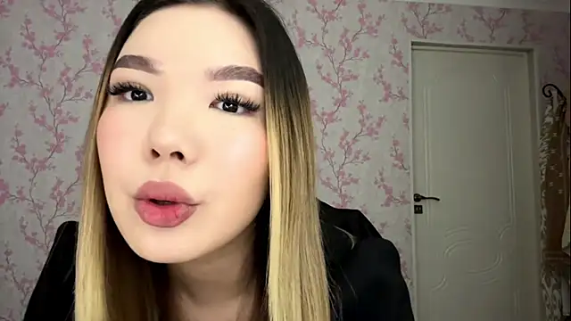 Snapshot of MadeleneStoesz chatting on March 23, 5:44 am MadeleneStoesz online show from March 23, 5:44 am