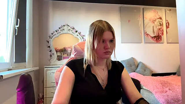 Snapshot of SweettAnny chatting on June 16, 4:31 pm SweettAnny online show from June 16, 4:31 pm