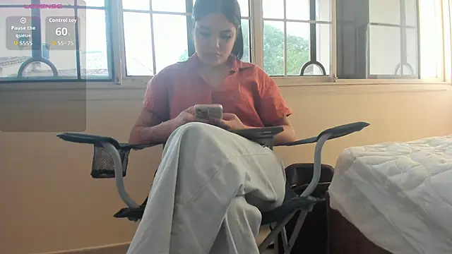 Snapshot of dollsweety19 chatting on May 7, 5:29 pm dollsweety19 online show from May 7, 5:29 pm