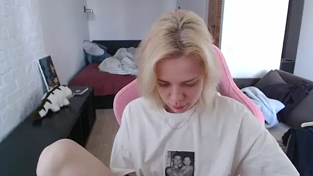 Snapshot of TenderChloe chatting on April 4, 9:18 am TenderChloe online show from April 4, 9:18 am