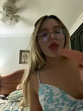 Snapshot of valvam_ chatting on August 6, 6:48 am valvam online show from August 6, 6:48 am