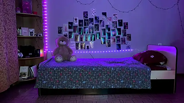 MoonRavelle online show from April 1, 2:58 pm