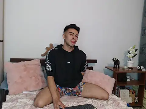 Snapshot of santiago_luxx chatting on April 2, 4:21 am santiago luxx online show from April 2, 4:21 am