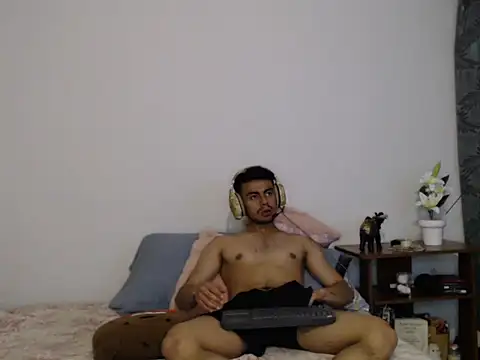 Snapshot of santiago_luxx chatting on April 6, 3:15 am santiago luxx online show from April 6, 3:15 am