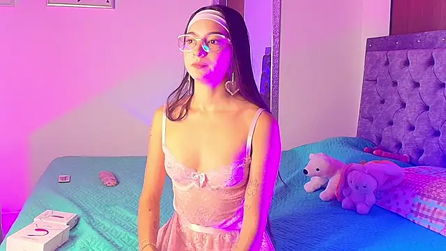 Snapshot of Daphne_Rosse chatting on July 5, 12:23 pm Daphne Rosse online show from July 5, 12:23 pm
