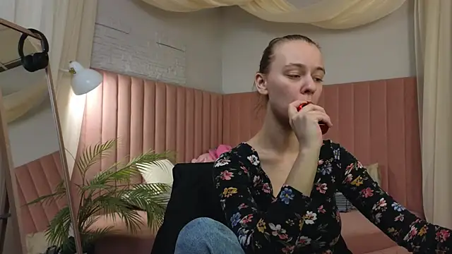 Snapshot of emma_chaser chatting on April 21, 2:51 am emma chaser online show from April 21, 2:51 am