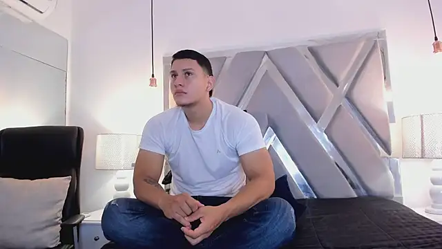 Snapshot of Chriss_Diamond chatting on April 24, 3:42 am Chriss Diamond online show from April 24, 3:42 am