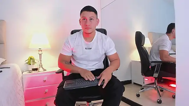 Snapshot of Chriss_Diamond chatting on May 6, 8:25 pm Chriss Diamond online show from May 6, 8:25 pm