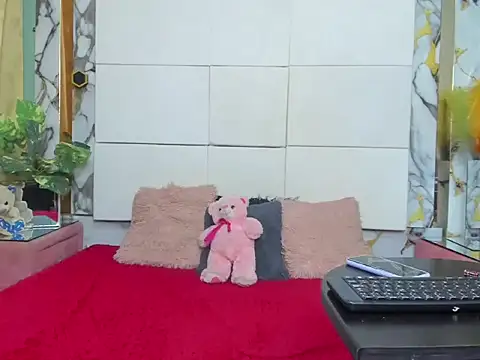kloeMadels online show from May 11, 6:27 pm